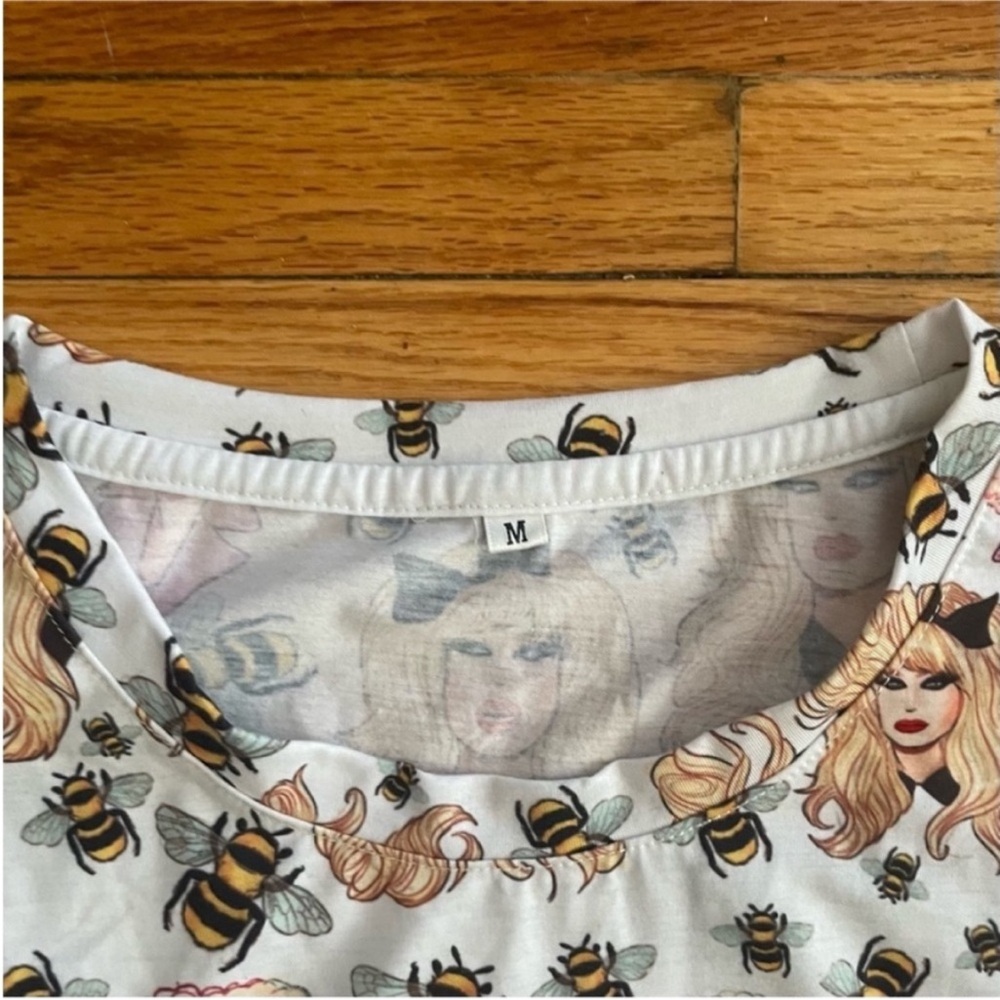 Drag Queen Merch Trixie & Katya Bees T-Shirt - Picture 7 of 7